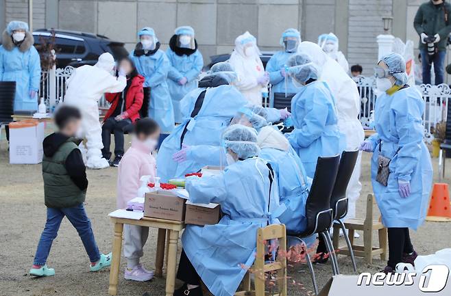 코로나19 진단검사 중인 모습.2021.1.24/뉴스1 © News1 허단비 기자