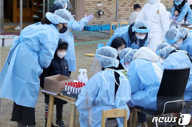 24일 오전 광주 북구 신용동 한 어린이집에서 코로나19 검사가 진행되고 있다. 전날 이 어린이집 원장이 코로나19에 확진돼 이날 오전 원생 등 200여명에 대한 전수검사가 진행됐다.2021.1.24/뉴스1 © News1 허단비 기자