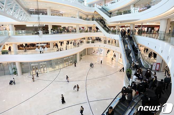 신종 코로나바이러스 감염증(코로나19) 확산 억제를 위해 현행 사회적 거리두기와 5인 이상 사적모임 금지조치를 2주 연장하고 첫 주말인 24일 오후 서울 시내의 한 대형 쇼핑몰을 찾은 시민들이 발걸음을 옮기고 있다. 2021.1.24/뉴스1 © News1 이승배 기자