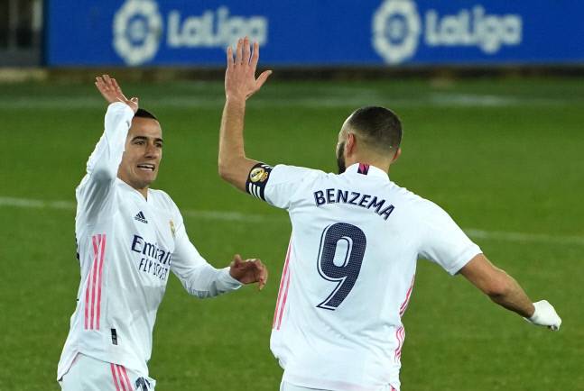 레알 마드리드와 카림 벤제마와 루카스 바스케스가 24일 알라베스전에서 득점한 후 기뻐하고 있다.AFP연합뉴스