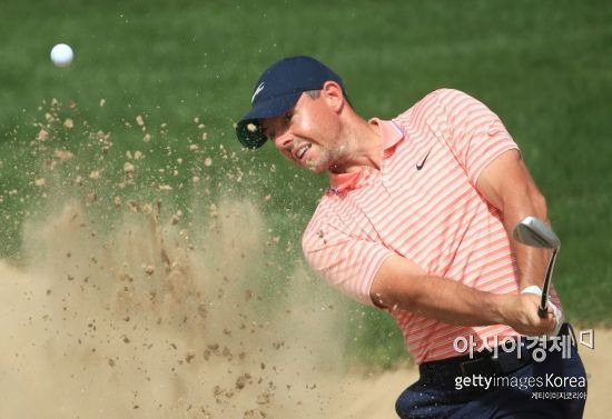 로리 매킬로이가 아부다비 HSBC챔피언십 셋째날 2번홀에서 벙커 샷을 하고 있다. 아부다비(UAE)=Getty images/멀티비츠