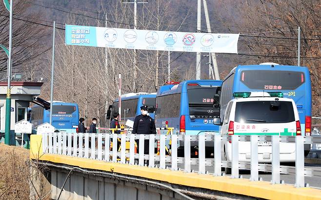 코로나 집단감염이 발생한 동부구치소에 수감된 확진자들이 지난달 28일 오후 경북 청송군 진보면 경북북부 제2교도소에 마련된 생활치료센터로 이송되고 있다. /김동환 기자