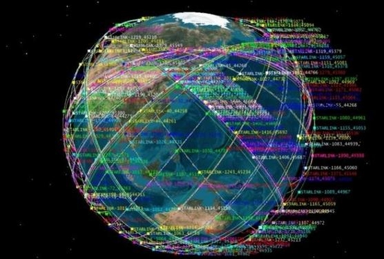 지구 상공에 떠 있는 스페이스X의 스타링크 위성을 지구 위에 표시한 이미지. /한국천문연구원 우주위험감시센터 제공