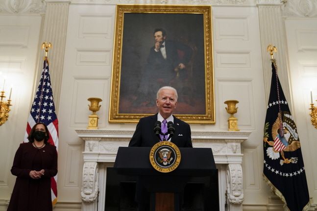 조 바이든 미국 대통령이 21일(현지시간) 백악관 스테이트 다이닝룸에서 카멀라 해리스 부통령이 배석한 가운데 신종 코로나바이러스 감염증 관련 행정명령 서명에 앞서 연설하고 있다.ⓒAP/뉴시스