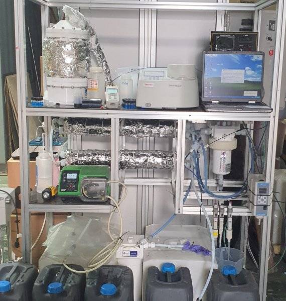 에너지기술연구원 이신근 박사팀이 고순도 바나듐 전해액을 시간당 40L 생산할 수 있는 촉매반응 시스템. 이 시스템은 이번 연구개발 참여기업인 ㈜이에스에 설치돼 있다. 에너지기술연구원 제공