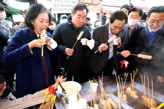 지난 23일 이낙연 더불어민주당 대표와 서울시장 보궐선거 출마 후보들이 함께 서울 남대문시장을 방문해 어묵을 나눠먹고 있다. 왼쪽부터 박영선 전 중소벤처기업부 장관, 이낙연 대표, 우상호 의원. 사진공동취재단