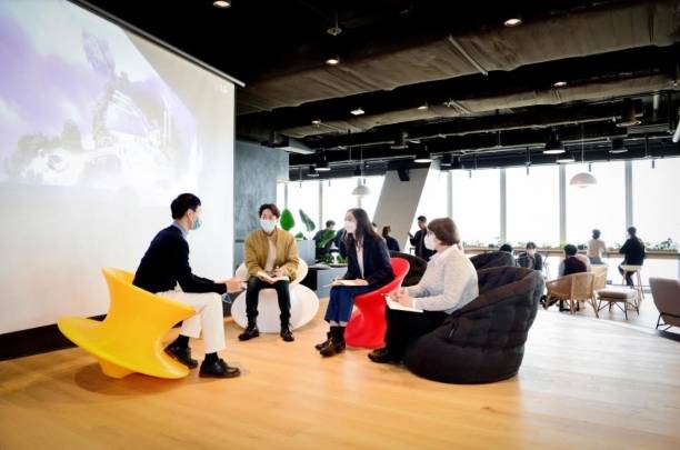 여의도 파크원 타워1에 위치한 LG에너지솔루션 본사 63층 '소통 라운지'에서 중국, 캐나다, 폴란드, 한국 직원들이 회의를 하고 있다. [LG에너지솔루션 ]