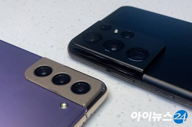 갤럭시S21은 카메라가 바깥으로 돌출되는 이른바 '카툭튀'가 눈에 띄지 않은 반면 갤럭시S21 울트라는 '카툭튀'가 도드라졌다. [사진=서민지 기자]