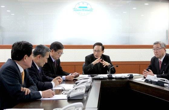 2011년 12월 이명박 대통령이 청와대에서 국가안전보장회의(NSC)를 개회하고 김황식 국무총리, 김성환 외교통상,김관진 국방장관, 류우익 통일부 장관, 맹형규 행안부 장관, 원세훈 국정원장 등과 김정일 북한 국방위원장 사망과 관련한 회의를 하고 있다. [사진 청와대 제공]