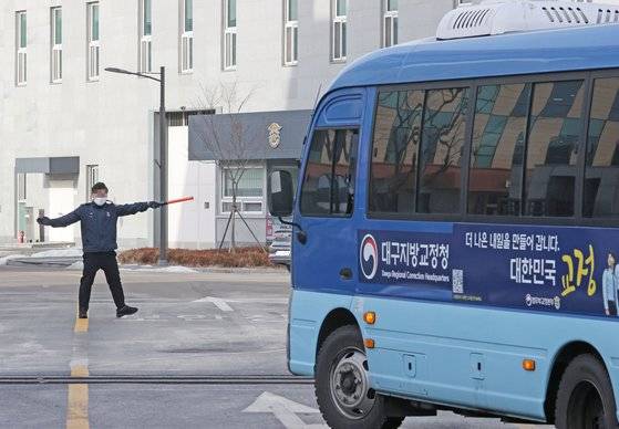 동부구치소 들어서는 호송차량. 연합뉴스