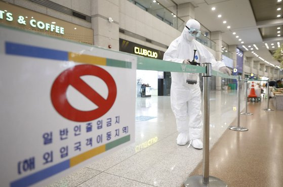 영국에서 확산한 코로나19 변이 바이러스가 국내에도 유입된 것으로 알려진 후 인천국제공항 1터미널에서 관계자들이 방역을 하고 있다. 뉴시스