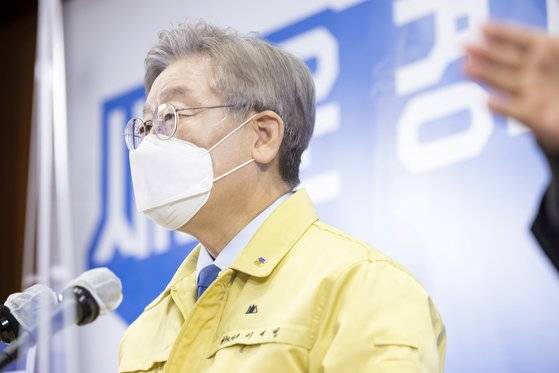 지난 20일 오전 경기도청 브리핑실에서 열린 제2차 경기도 재난기본소득 관련 기자회견에서 이재명 경기도지사가 기자회견문을 발표하고있다. 경기도