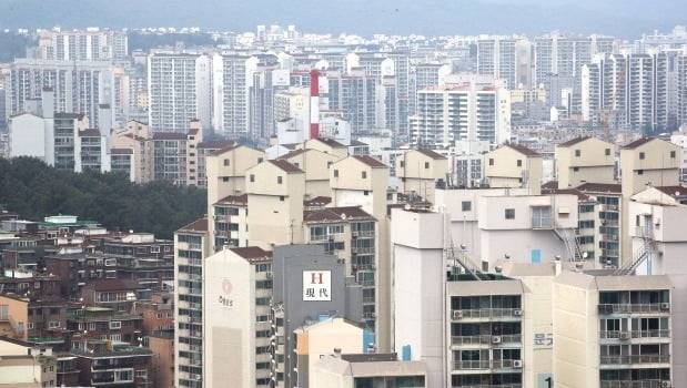 서울 외곽지역 아파트값이 주택담보대출이 나오지 않는 15억원을 속속 넘기고 있다. 강북 아파트 일대 전경. /연합뉴스