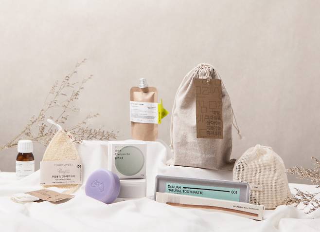 지난 15일 서울 성북구 동선동 주민센터에 문을 연 ‘쓰레기 배출 없는 가게’ 동선동나눔점방에서 김가희 대표가 천연세제를 유리병에 소분해 담고 있고(위 사진), 이양희 주민자치회 간사는 종이상자에 적힌 쓰레기 줄이기 실천 내용 등을 소개하고 있다(가운데). 성동구 성수동 온라인 편집숍 ‘모레상점’에서 판매하는 제로웨이스트 제품들. 성북구·모레상점 제공