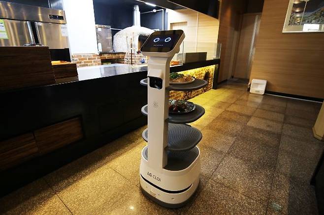 LG Electronics' CLOi ServeBot (LG Electronics)