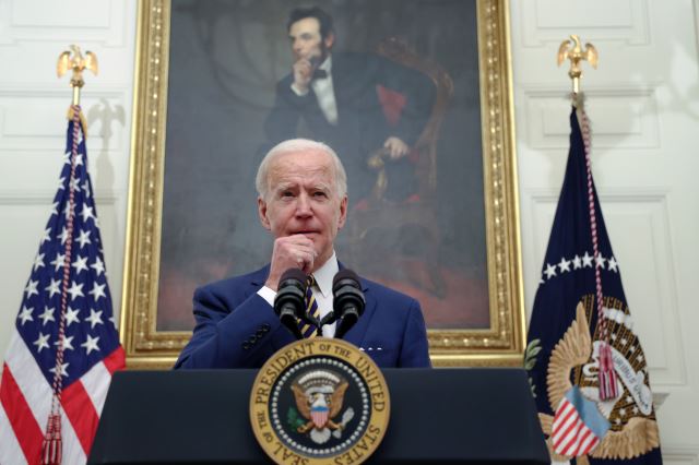 조 바이든 미국 대통령이 22일(현지시간) 백악관의 스테이트 다이닝룸에서 정부의 경제위기 극복방안을 밝히고 있다. 연합뉴스