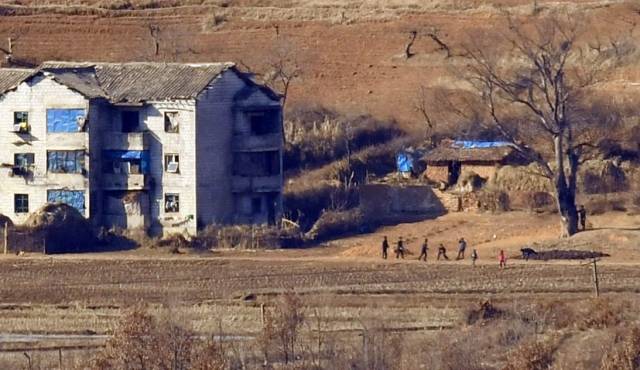 24일 경기도 파주시 오두산통일전망대에서 바라본 북측 개풍군 마을에서 아이들이 피구를 하고 있다.