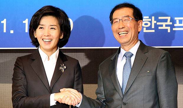 10일 오전 서울 중구 태평로 한국언론재단에서 열린 서울시장 후보 초청 관훈토론회에서 나경원 한나라당 후보(왼쪽)와 박원순 범야권 후보가 토론에 앞서 악수를 하고 있다. 2011.10.10 [사진=매경DB]