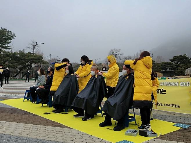 22일 서울 청와대 분수대 앞에서 세월호 유가족들이 문재인 대통령의 진상규명 의지 표명을 요구하는 삭발식을 진행했다. 정부자 씨(단원고 2학년 고 이호성의 어머니), 최지영 씨(고 권순범의 어머니), 최헌국 목사, 정성욱 씨(고 정동수의 아버지), 유경근 씨(고 유예은 아버지), 윤경희 씨(고 김시연의 어머니)가 삭발에 참여했다. [사진 = 이윤식 기자]