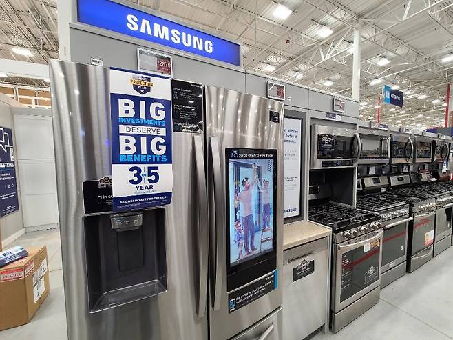 로우스 매장 가전코너에서 판매 중인 삼성전자 냉장고. 제품 번호를 넣고 온라인 가격을 조회해보니 다른 유통채널과 가격이 거의 같았습니다. [박용범 특파원]