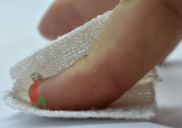 인체 신호를 모니터링 하기 위해 제작한 소자를 섬유에 삽입하고 LED와 함께 광혈류측정을 할 수 있음을 보여주는 사진.[KIST 제공]