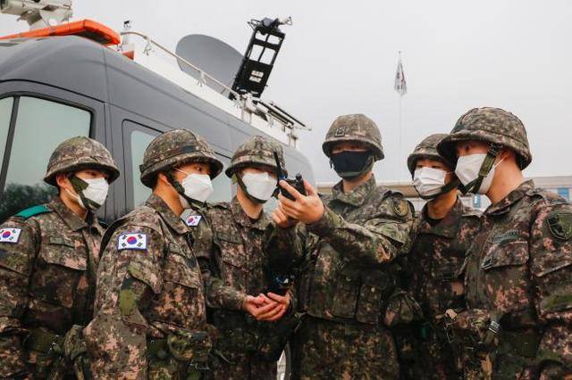 [서울=뉴시스] 병 복무 중 임기제 부사관으로 임관한 국군지휘통신사령부 50대대 조민철(가운데) 하사가 부대 용사들에게 상용위성차량과 장비에 대해 교육하는 모습. 2021.01.18. (사진=국군지휘통신사령부 제공)