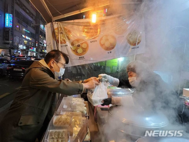 [서울=뉴시스]이낙연 더불어민주당 대표의 한 끼 포장 캠페인에 동참한 홍영표 의원 (사진 = 홍영표 의원 페이스북) 2021.1.23