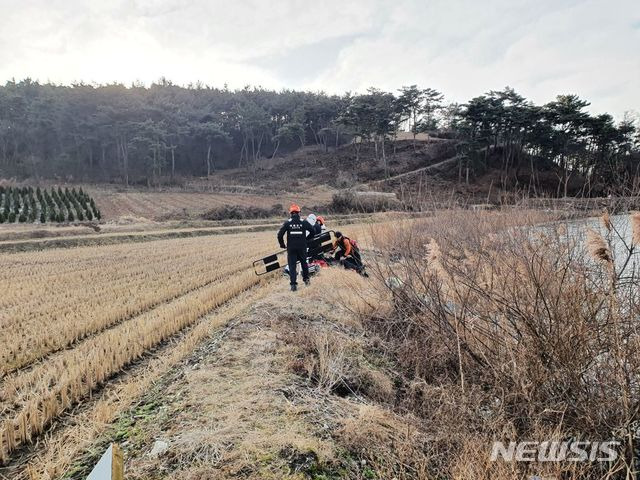 추락한 50대 심폐소생술 하는 구급대원(사진=서산소방서 제공)