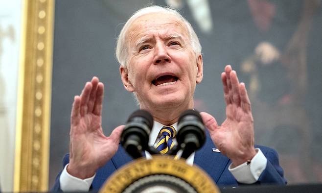 조 바이든 미국 대통령이 22일(현지시간) 백악관에서 코로나19로 큰 고통을 겪는 저소득층을 위한 식량지원 확대 등 경제위기 대응 관련 행정명령에 서명한 뒤 연설하고 있다. 워싱턴=UPI연합뉴스