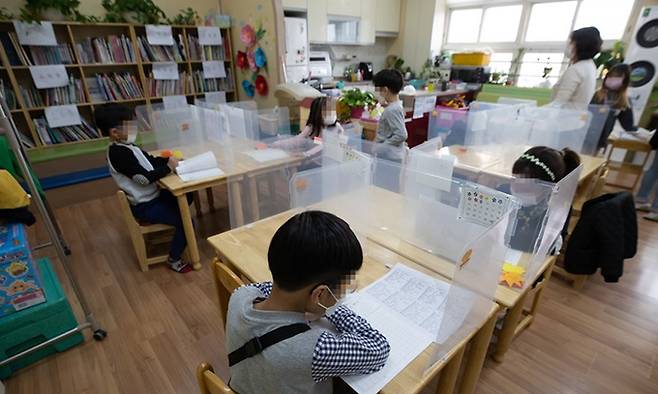서울의 한 초등학교에서 학생들이 돌봄교실 수업을 듣고 있다. 연합뉴스
