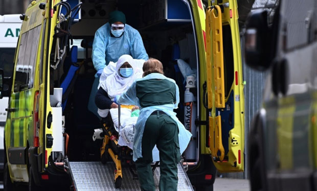 지난 19일(현지시간) 영국 런던의 한 병원에서 환자를 이동시키고 있다./사진=EPA 연합뉴스