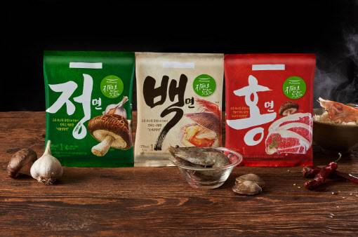 ‘자연은 맛있다’ 정·백·홍면 3종(사진=풀무원)