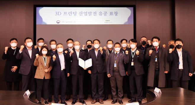 22일 LIG넥스원 판교R&D센터에서 방위산업 분야에서의 3D프린팅 구성품 양산 및 품질관리 체계를 선제적으로 구축해온 성과를 인정받아 ‘과학기술정보통신부 장관표창(단체상)’을 수상한 김지찬 대표이사(앞줄 좌측 4번째)를 비롯한 관계자들이 기념사진을 촬영하고 있다. (사진=LIG넥스원)