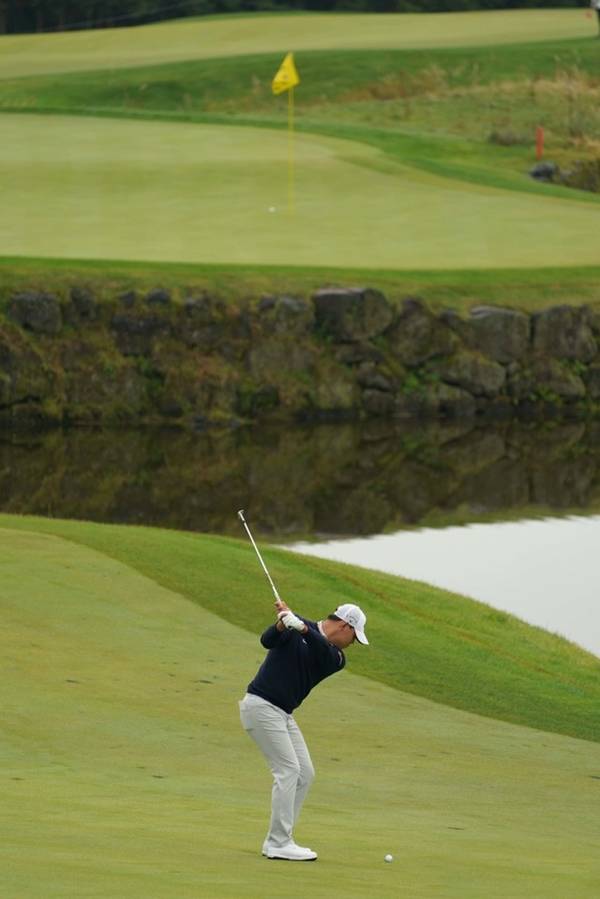 김시우가 PGA투어 아메리칸 익스프레스 최종 라운드에서 8언더파를 몰아쳐 4라운드 합계 23언더파 265타로 우승했다. 사진은 김시우가 2019년 제주도 클럽 나인브릿지에서 열린 THE CJ CUP 2라운드 11번홀에서 샷을 하고 있다. [사진=JNA GOLF 제공]