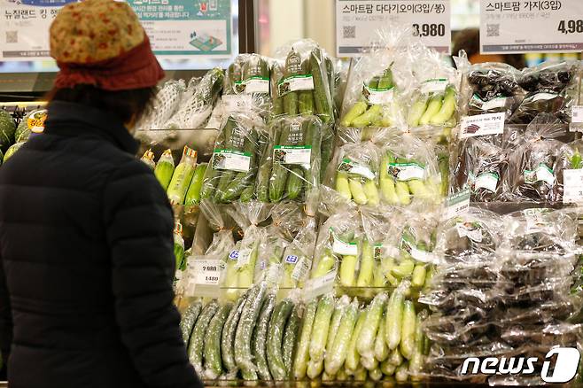 21일 서울시내 대형마트에 채소가 진열돼 있다. 이날 한국은행에 따르면 지난해 12월 생산자물가지수는 103.78로 전월대비 0.7% 올랐다. 그중 농림수산품 물가는 2.3% 올랐는데 특히 딸기(116.8%), 오이(59.6%), 사과(21.3%) 등 농산물은 5.9%나 뛰었다. 2021.1.21/뉴스1 © News1 안은나 기자