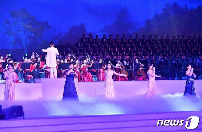 (평양 노동신문=뉴스1) =  제8차 당 대회 경축 대공연 '당을 노래하노라'가 지난 24일 막을 내렸다. [국내에서만 사용가능. 재배포 금지. DB 금지. For Use Only in the Republic of Korea. Redistribution Prohibited] rodongphoto@news1.kr