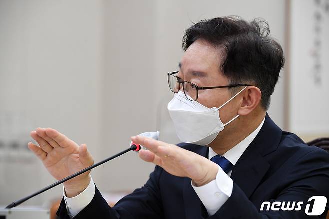 박범계 법무부 장관 후보자가 25일 오전 서울 여의도 국회 법제사법위원회에서 열린 인사청문회에 출석해 청문위원 질의에 답변하고 있다. 2021.1.25/뉴스1 © News1 박세연 기자