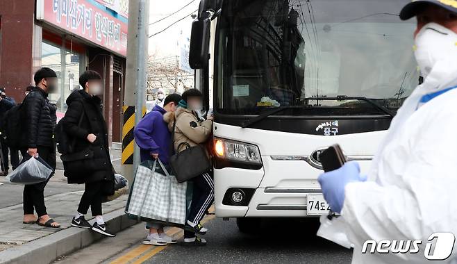 대전 중구 대흥동에 위치한 비인가 IEM국제학교에서 학생과 교직원 등 127명이 신종 코로나바이러스 감염증 확진 판정을 받은 가운데 25일 IEM국제학교에서 확진자들이 충남 아산 생활치료센터에 입소하기 위해 차량으로 이동하고 있다. 2021.1.25/뉴스1 © News1 김기태 기자