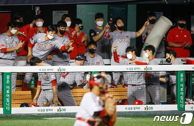 22일 오후 서울 송파구 잠실야구장에서 열린 프로야구 2020 신한은행 SOL KBO 리그 SK 와이번스와 LG 트윈스의 경기 2회초 SK 로맥이 솔로포를 날린 후 동료들의 축하를 받고 있다. 2020.9.22/뉴스1 © News1 안은나 기자