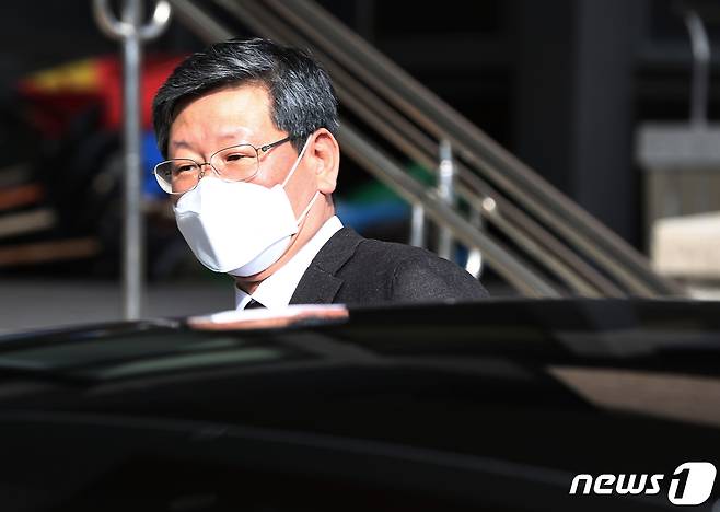 이용구 법무부 차관이 25일 경기도 과천시 정부과천청사 내 법무부를 나서고 있다. 2021.1.25/뉴스1 © News1 구윤성 기자