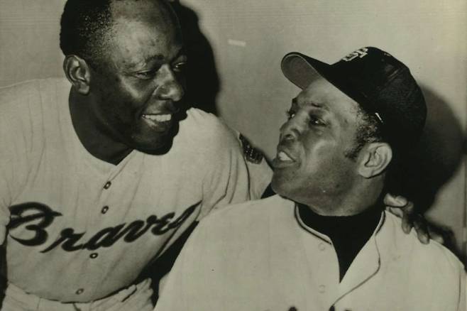 1950년대 경기에서 만난 행크 애런(왼쪽)괴 윌리 메이스가 다정하게 이야기를 나누고 있다. AP연합뉴스