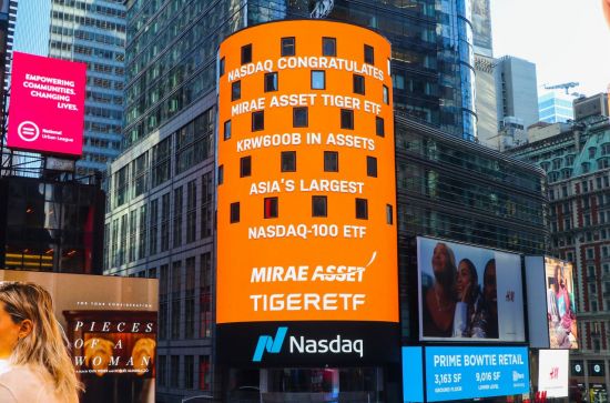 미국 뉴욕 타임스퀘어에 위치한 나스닥 마켓사이트(NASDAQ MarketSite)에 표시된 TIGER나스닥100 ETF 순자산 6000억원 돌파 축하 메시지