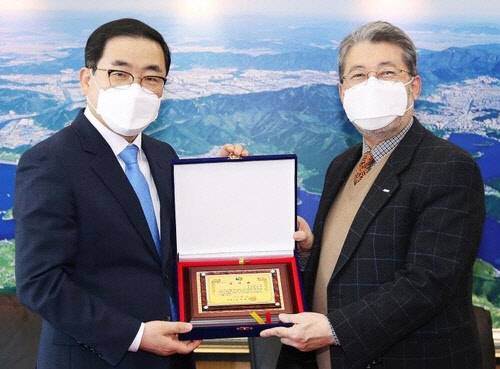 창원시 감사패 받은 최규하 원장(오른쪽). 왼쪽은 허성무 창원시장[창원시 제공]