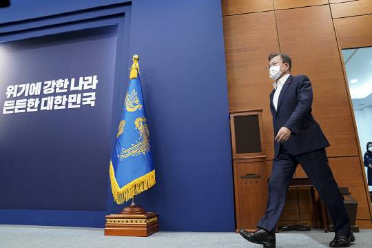 문재인 대통령이 25일 기후적응정상회의에 참석해 기후안심국가를 위한 대책을 마련해 올해부터 이행해 나가겠다고 했다. 사진은 문 대통령이 이날 보건복지부 등 부처 업무를 받기 위해 이동하는 모습. 청와대 제공.