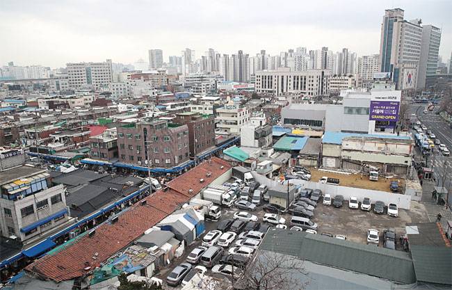국토교통부와 서울시가 공공재개발 시범 사업 지역으로 지정한 서울 용두1-6구역. 이 지역은 서울 지하철 1호선 청량리역과 제기역 사이에 있다. 사진 연합뉴스