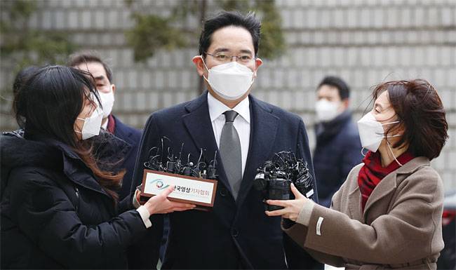 이재용 삼성전자 부회장이 1월 18일 서울 서초동 서울고등법원에서 열린 국정농단 사건 파기환송심 선고 공판에 출석하고 있다. 사진 연합뉴스