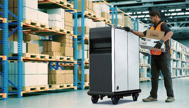 택배차에서 고객의 문 앞까지 물건을 옮기는 데 도움을 주는 전기 팔레트 제품인 EP1. 약 651L, 91㎏의 화물을 운반할 수 있다. 사진 GM