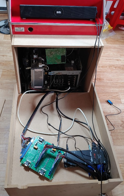 (게임기 뒷면의 모습. 잠마 셀렉터와 영상 셀렉터의 모습이 보인다)