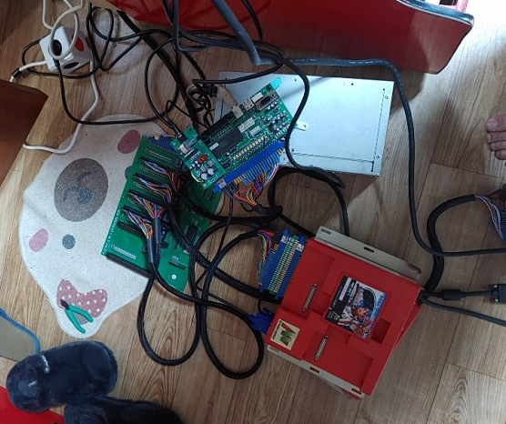 (게임 기판과 셀렉터 1개씩 확인하는 모습)