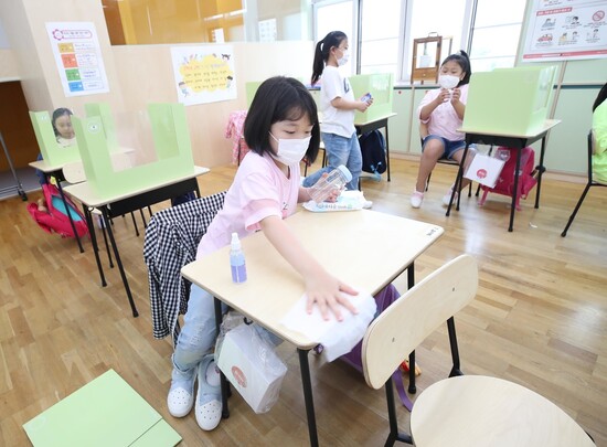 3차 등교 개학을 한 지난해 6월3일 서울의 한 초등학교 학생들이 책상을 닦고 있다. 백소아 기자 thanks@hani.co.kr